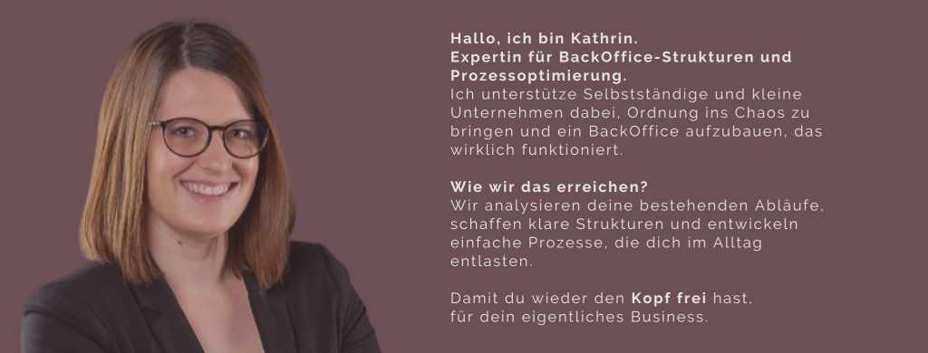 Zeigt eine junge Frau mit braunen Haaren, Brille und schwarzem Blaser. Daneben steht ein Vorstellungstext von Kathrin, dass sie Expertin für BackOffice Strukturen und Prozessoptimierung ist. 