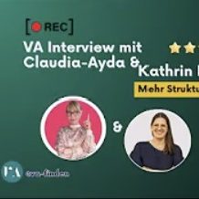 Frau mit braunen Haaren in einem blauen Blazer, lächelnd vor rosa Hintergrund.