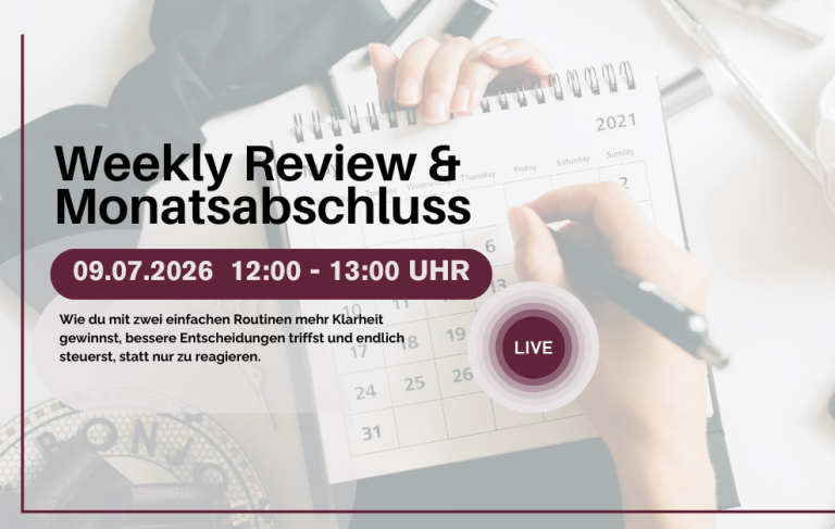 Workshop: Weekly Review & Monatsabschluss Wöchentliche und monatliche Review-Workshop-Ankündigung mit Notizen und Tasse.