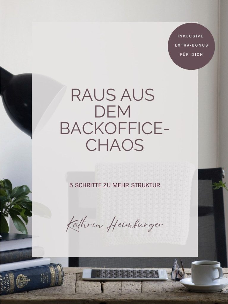 Workbook Buchcover mit dem Titel „Raus aus dem Backoffice-Chaos“ auf einem Schreibtisch.