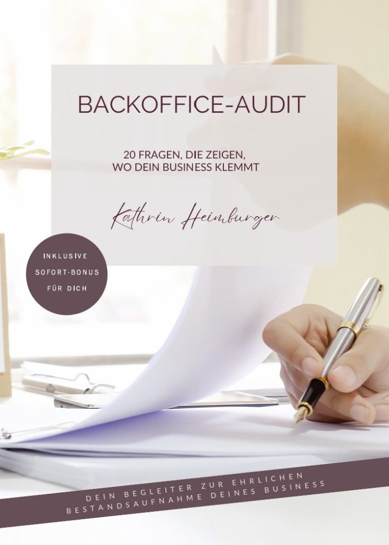 Buchcover mit dem Titel „Raus aus dem Backoffice-Chaos“ auf einem Schreibtisch.