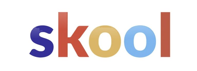 Logo von "skool" in bunten Buchstaben: rot, gold, blau und lila.