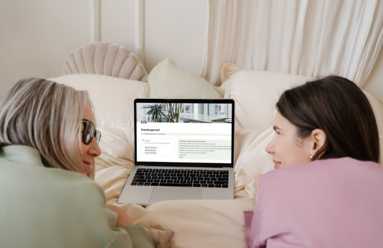 Notion Template Kundenportal Modernes Bürointerieur mit Pflanzen und großen Fenstern für natürliche Beleuchtung. Verschiedene Bereiche zur Navigation im Menü.