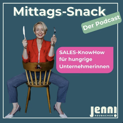 Kristin Holm Frau mit braunen Haaren in einem blauen Blazer, lächelnd vor rosa Hintergrund.
