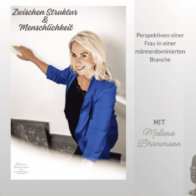 Kristin Holm Frau mit braunen Haaren in einem blauen Blazer, lächelnd vor rosa Hintergrund.